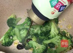 Illustration of how to make broccoli with oyster sauce and wolfberry 9