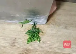 Illustration of how to make steamed wolfberry and radish strips 3