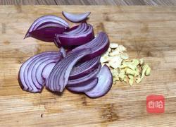 洋葱平菇炒肉的做法图解2