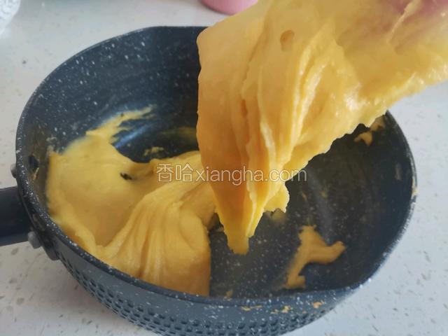 最后翻拌均匀，提起铲子能够拉出倒三角的状态就可以了