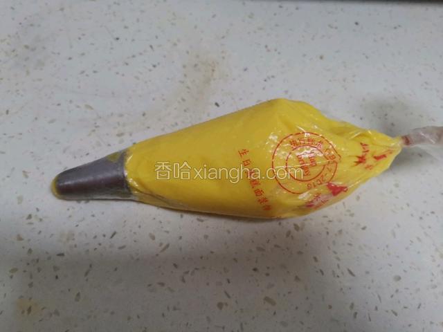 再装入裱花袋，裱花嘴提前放进去