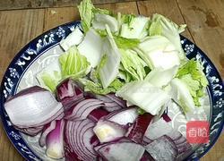 洋葱菜梗炒香肠的做法图解2