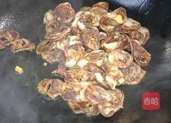 洋葱菜梗炒香肠的做法图解4