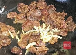 洋葱菜梗炒香肠的做法图解5