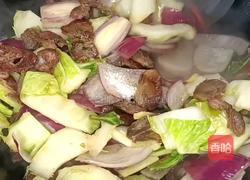 洋葱菜梗炒香肠的做法图解7