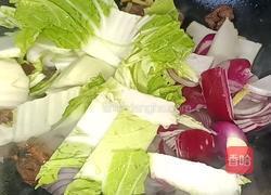 洋葱菜梗炒香肠的做法图解6