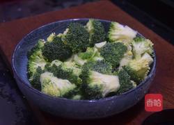 香肠炒西蓝花的做法图解2