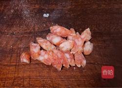 荷兰豆炒腊肠的做法图解1