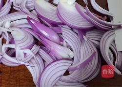 鸡蛋炒洋葱的做法图解1