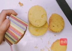 圣诞树纸杯蛋糕的做法图解3