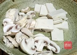 口蘑豆腐炖白菜的做法图解2