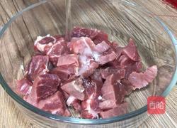 萝卜炖牛肉的做法图解1