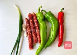 尖椒炒腊肠的做法图解1
