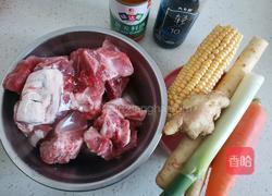 玉米排骨汤的做法图解1