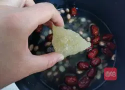 Illustration of how to make longan, red dates and Laba porridge 4