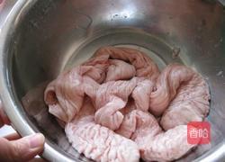 尖椒炒大肠的做法图解1