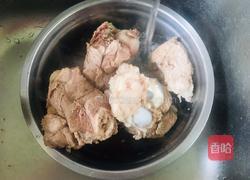 玉米胡萝卜大骨汤的做法图解2