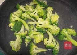 西兰花炒虾仁的做法图解1