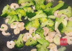西兰花炒虾仁的做法图解7