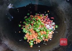 香肠炒米饭的做法图解4