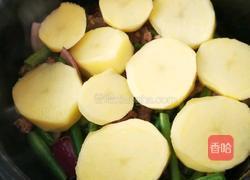 土豆豆角海带牛肉焖面的做法图解2