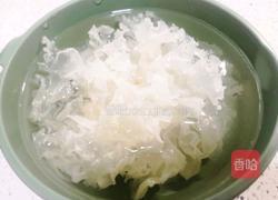 年夜饭甜品水果银耳羹的做法图解3