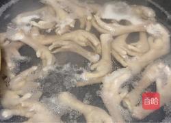 鸡爪焖黄豆的做法图解2