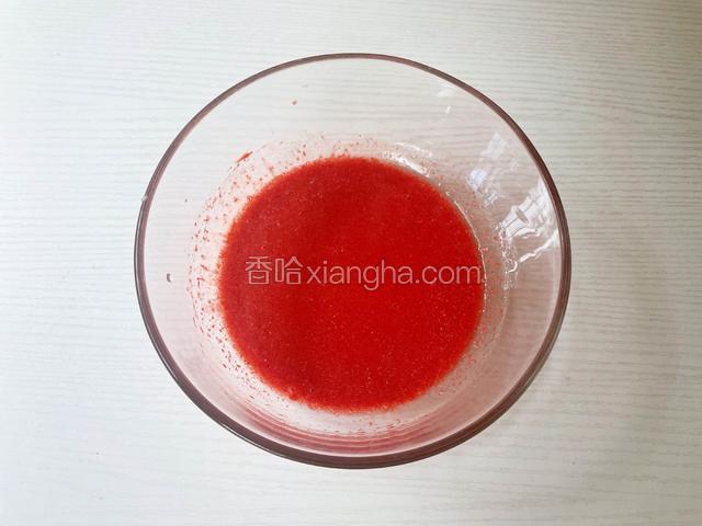 玉米油+牛奶+红丝绒液，搅拌至乳化状