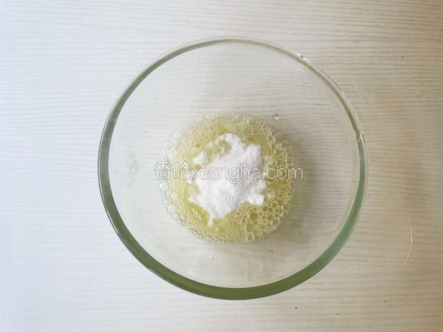蛋清加入柠檬汁打至粗泡，分三次加入白糖，用中速打发至硬性发泡