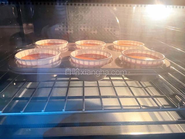 放入预热好的烤箱，上下火150度烤40分钟 