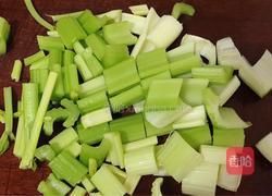 鱿鱼炒西芹的做法图解1