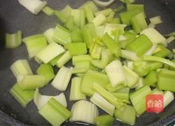 鱿鱼炒西芹的做法图解3