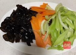 黑木耳炒胡萝卜西芹的做法图解1