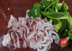 青椒炒鱿鱼的做法图解1