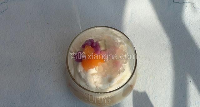 在放上芋圆，西米作为装饰