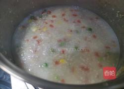 胡萝卜玉米豌豆肉沫粥的做法图解2