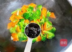 西兰花胡萝卜炒鸡胸肉的做法图解10