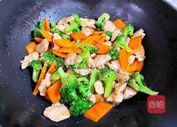 西兰花胡萝卜炒鸡胸肉的做法图解14