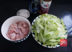 西芹炒肉片的做法图解1