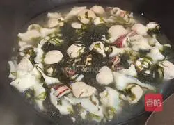 Illustration of how to make seaweed meatball noodles 8