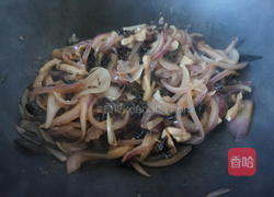 洋葱木耳炒肉丝的做法图解12