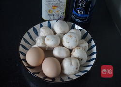 口蘑炒鸡蛋 的做法图解1