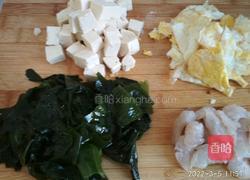 裙带菜虾仁鸡蛋豆腐汤的做法图解2