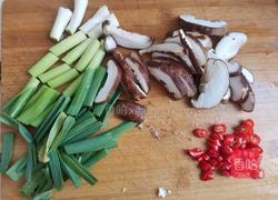 香菇炒豆腐的做法图解2