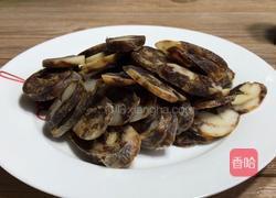 青椒洋葱炒香肠的做法图解1