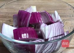 青椒洋葱炒香肠的做法图解3