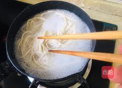 麻辣鸡蛋面的做法图解1