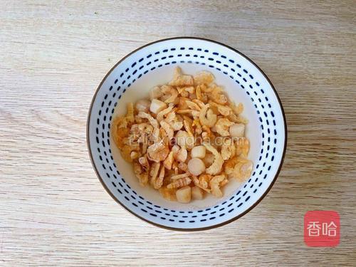 干贝和虾米，用温水泡发备用
