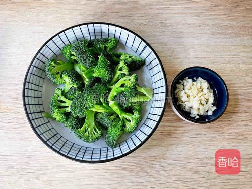 西兰花切成小朵，蒜切末