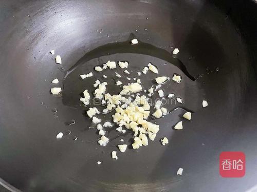 锅中倒入适量的食用油烧热，加入蒜末爆香
